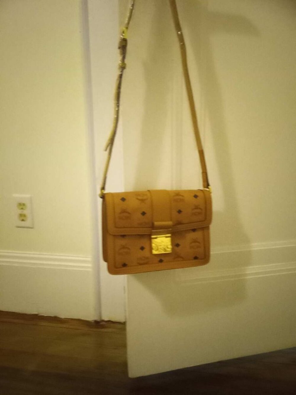 MCM Tracy Shoulder Bag in Visetos - Picture 3 of 7